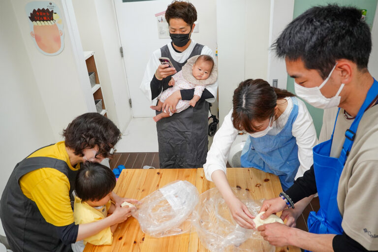 所長の分までお手伝い、ありがとう 手打ちうどん作り体験教室 2021年2月 A7C06461.jpg – イリコスキー製麺所