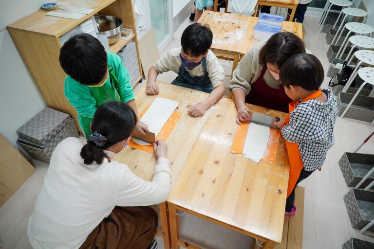 所長の分までお手伝い、ありがとう 手打ちうどん作り体験教室 2021年2月 20221126-152948-a7c-00.jpg – イリコスキー製麺所