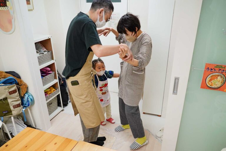 所長の分までお手伝い、ありがとう 手打ちうどん作り体験教室 2021年2月 A7C08239.jpg – イリコスキー製麺所