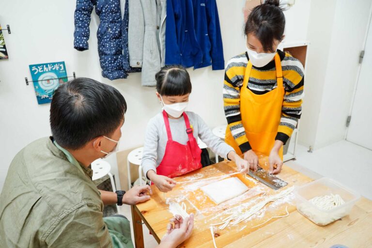 所長の分までお手伝い、ありがとう 手打ちうどん作り体験教室 2021年2月 20221203-152559-a7c-00.jpg – イリコスキー製麺所
