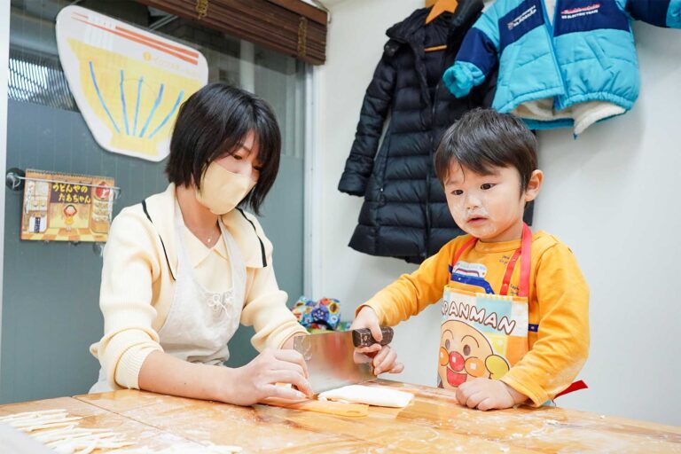 所長の分までお手伝い、ありがとう 手打ちうどん作り体験教室 2021年2月 20221204-111552-a7c-00.jpg – イリコスキー製麺所