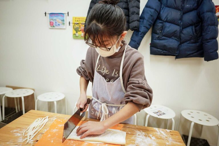 所長の分までお手伝い、ありがとう 手打ちうどん作り体験教室 2021年2月 20221210-145332-a7c-00.jpg – イリコスキー製麺所