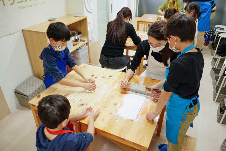 所長の分までお手伝い、ありがとう 手打ちうどん作り体験教室 2021年2月 20221218-152511-a7c-00.jpg – イリコスキー製麺所