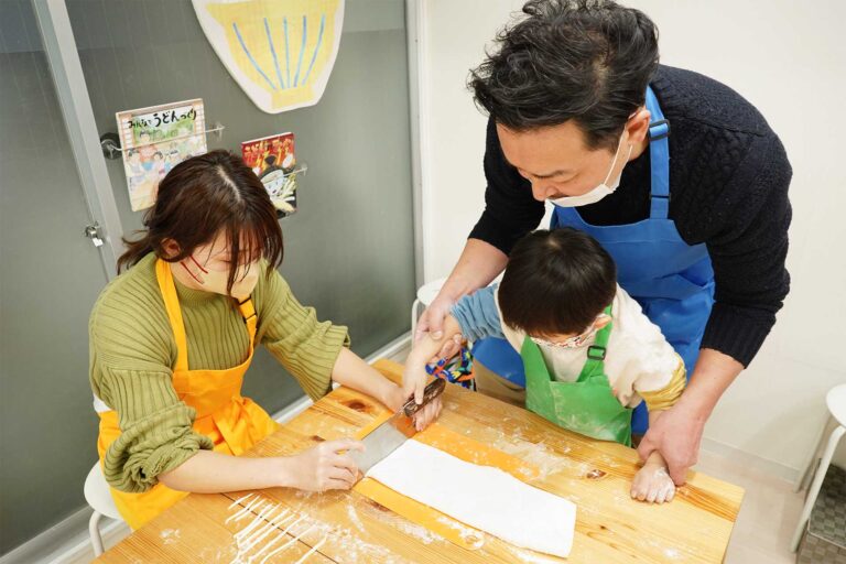 所長の分までお手伝い、ありがとう 手打ちうどん作り体験教室 2021年2月 20221218-152528-a7c-00.jpg – イリコスキー製麺所