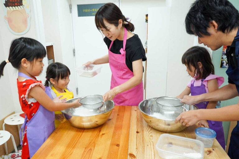 3人姉妹、仲良く（？）がんばっております 手打ちうどん作り体験教室 2024年12月 20230701-1338210.jpg – イリコスキー製麺所