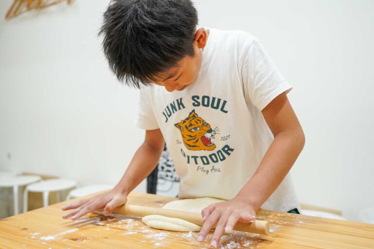 四年生、自由研究のためにがんばります 手打ちうどん作り体験教室 2024年12月 20230728-1411230.jpg – イリコスキー製麺所