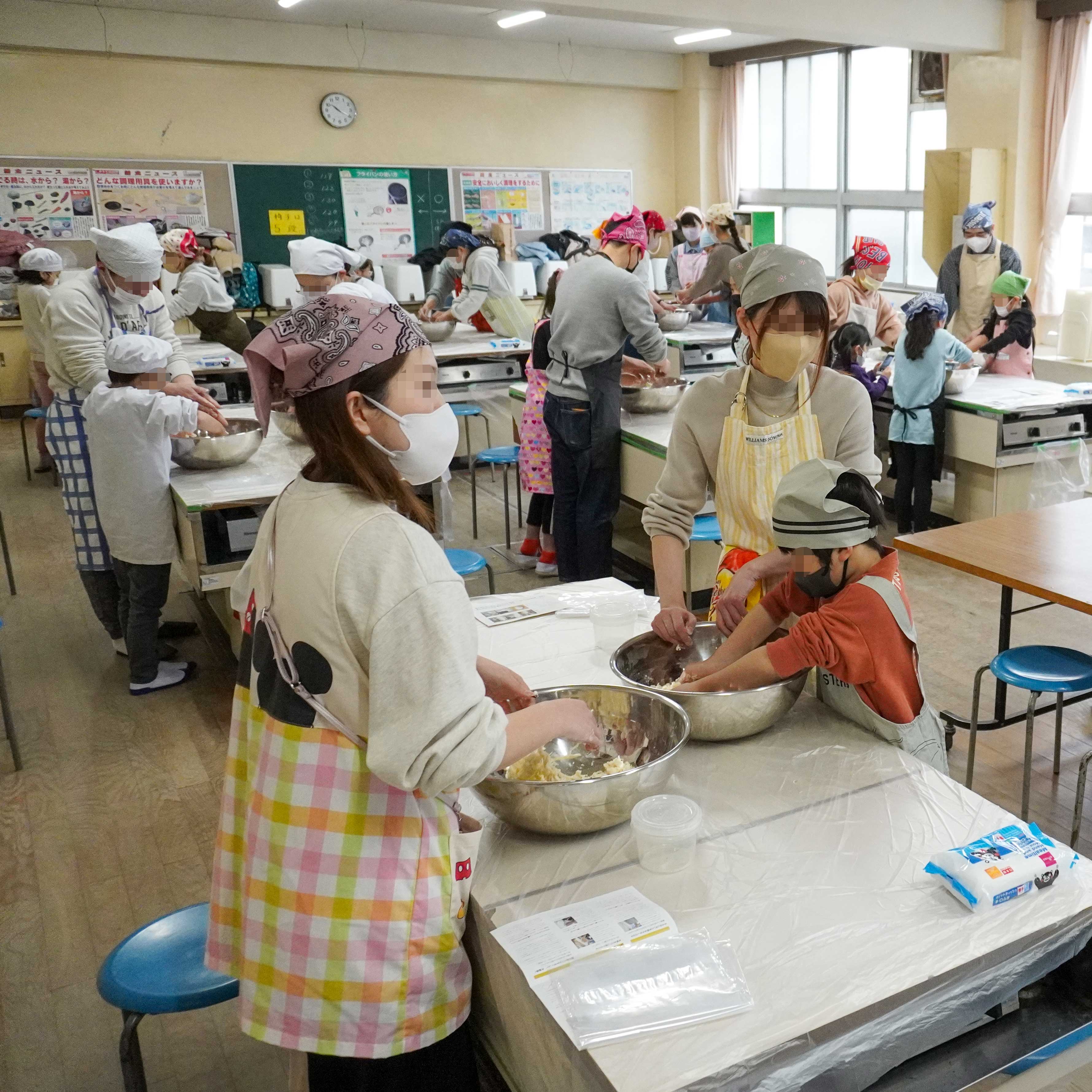 大阪市立小松小学校PTA様 出張手打ちうどん作り体験 2024年2月20日 1.jpg – イリコスキー製麺所