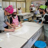 大阪市立小松小学校PTA様 出張手打ちうどん作り体験 2024年2月20日 2.jpg – イリコスキー製麺所