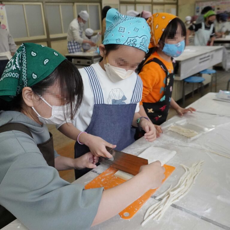 大阪市立豊里小学校PTA様＠大阪市東淀川区 出張手打ちうどん作り体験 2022年7月7日 3.jpg – イリコスキー製麺所