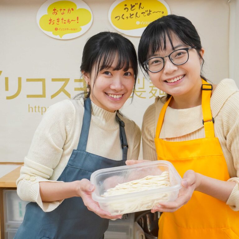 香港からのお客様のスマホケースには「呪術廻戦」 手打ちうどん作り体験教室 2024年12月 20240314-0-A6404719.jpg – イリコスキー製麺所