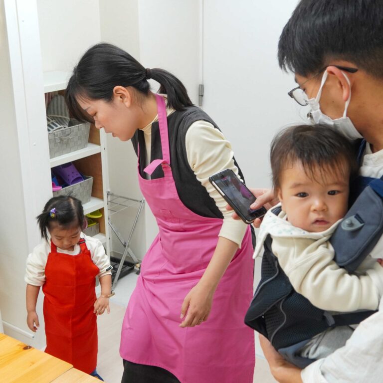 出張体験で楽しんでくれたお客さまが、新しいご家族とお越しくださいました 手打ちうどん作り体験教室 2024年12月 20240317-A6404808.jpg – イリコスキー製麺所