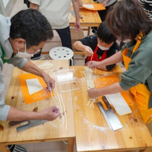 2024年のお客さま 手打ちうどん作り体験教室 2024年12月 20240320-2-A6404868.jpg – イリコスキー製麺所