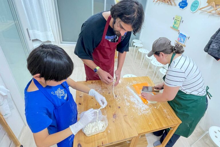 「前は生地を踏めませんでした」 手打ちうどん作り体験教室 2025年3月 0.jpg – イリコスキー製麺所