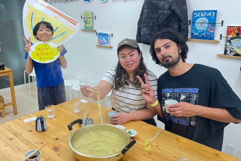 「前は生地を踏めませんでした」 手打ちうどん作り体験教室 2025年3月 1.jpg – イリコスキー製麺所