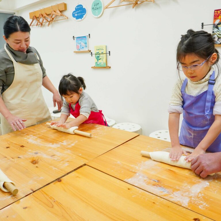 リピートご来店！今日はお母さんも一緒にうどん作り 手打うどん作り体験教室 2025年10月 0-3.jpg – イリコスキー製麺所