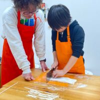 2歳さんも挑戦!家族で楽しむうどん作り体験 手打ちうどん作り体験教室 2025年11月 1-1.jpg – イリコスキー製麺所
