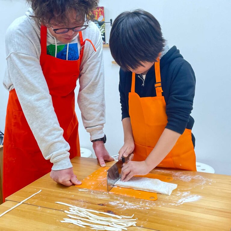 2歳さんも挑戦！家族で楽しむうどん作り体験 手打うどん作り体験教室 2025年10月 1-1.jpg – イリコスキー製麺所