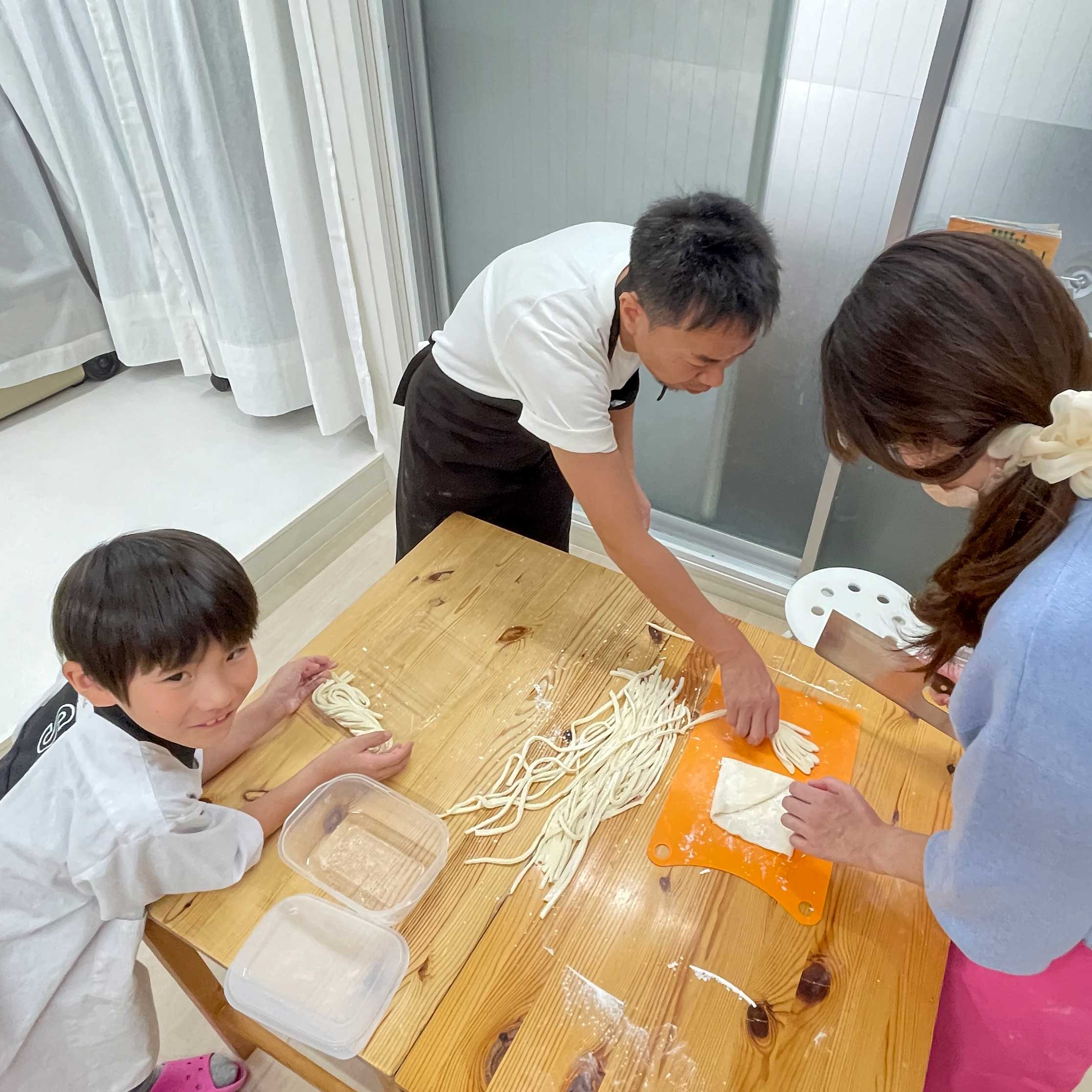 「楽しい!」が止まらない、小学2年生のうどん打ち体験 手打ちうどん作り体験教室 2025年11月 1-2.jpg – イリコスキー製麺所