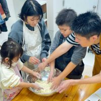 ボウルまわしてお写真撮って。パパは大忙し 手打ちうどん作り体験教室 2025年11月 1.jpg – イリコスキー製麺所