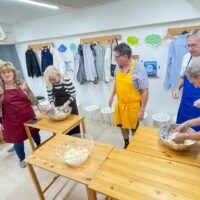 海外ゲスト6名さまと、手作りうどんを囲んで 手打ちうどん作り体験教室 2025年11月 0-1.jpg – イリコスキー製麺所