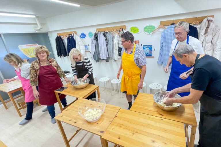 海外ゲスト６名さまと、手作りうどんを囲んで 手打うどん作り体験教室 2025年10月 0-1.jpg – イリコスキー製麺所