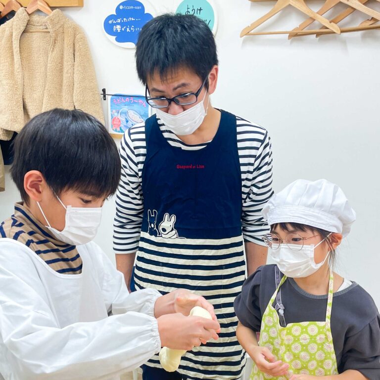 兄妹で協力してうどん作り 手打うどん作り体験教室 2025年10月 0.jpg – イリコスキー製麺所