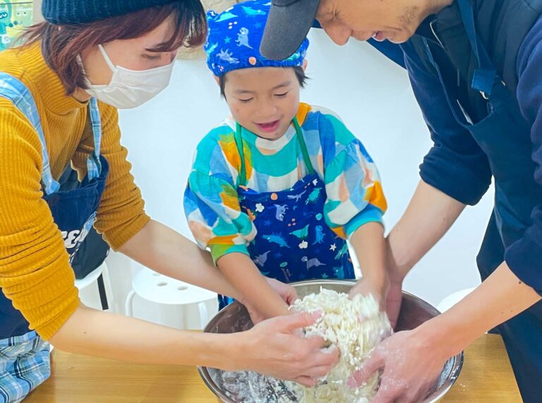 親子で混ぜて、踏んで、切って。家族みんなでうどん作り体験 手打うどん作り体験教室 2025年10月 00.jpg – イリコスキー製麺所