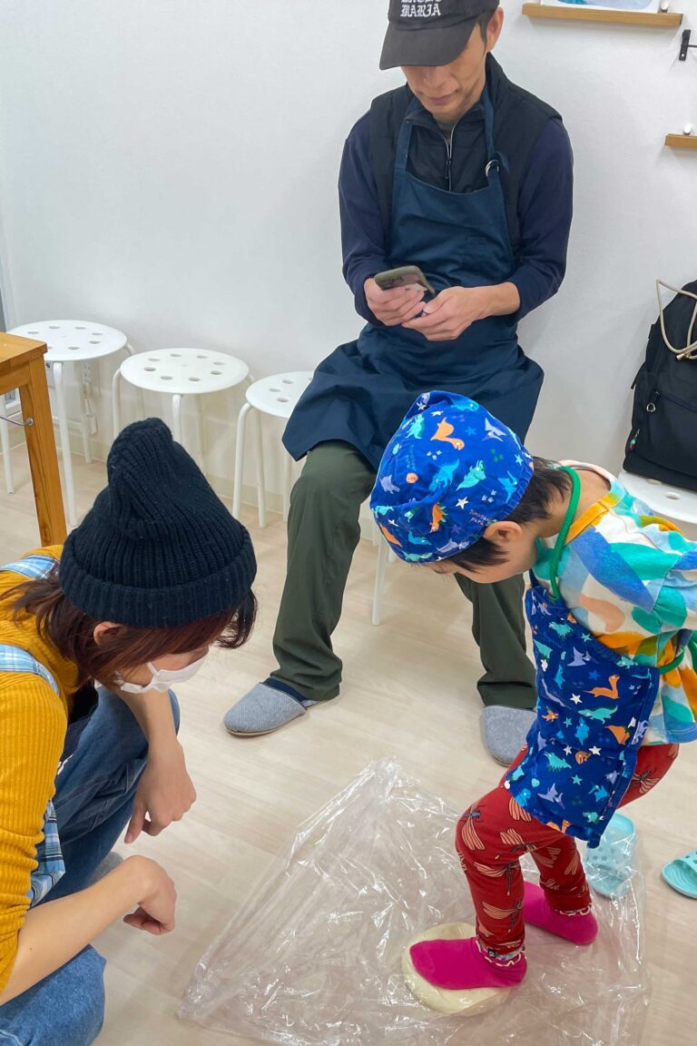親子で混ぜて、踏んで、切って。家族みんなでうどん作り体験 手打うどん作り体験教室 2025年10月 01.jpg – イリコスキー製麺所