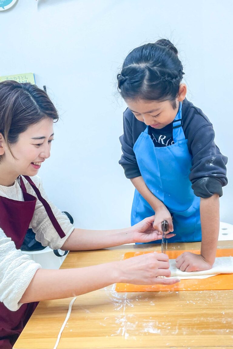 親子で混ぜて、踏んで、切って。家族みんなでうどん作り体験 手打うどん作り体験教室 2025年10月 02.jpg – イリコスキー製麺所