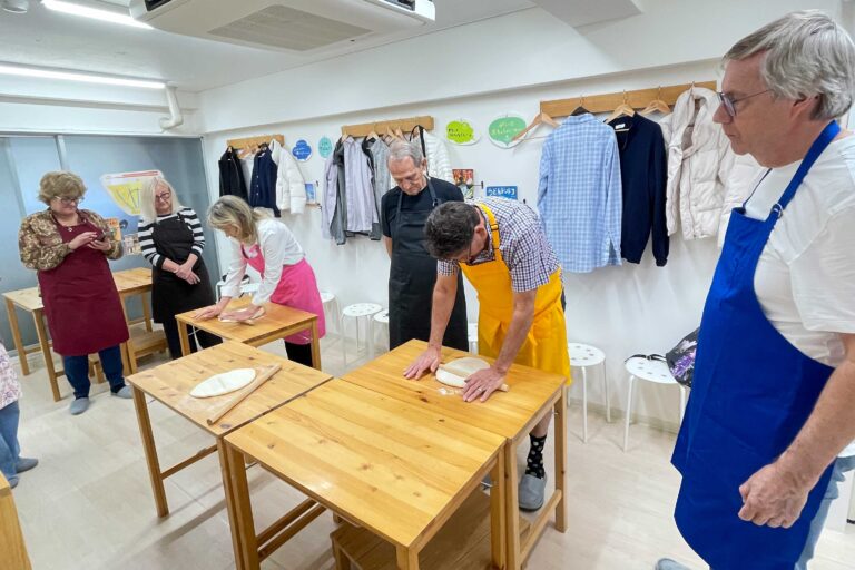 海外ゲスト６名さまと、手作りうどんを囲んで 手打うどん作り体験教室 2025年10月 1-1.jpg – イリコスキー製麺所