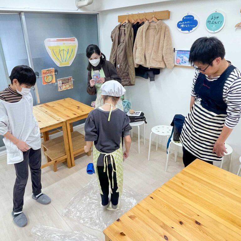 兄妹で協力してうどん作り 手打うどん作り体験教室 2025年10月 1.jpg – イリコスキー製麺所