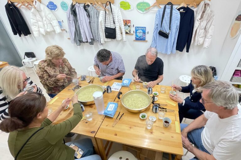 海外ゲスト６名さまと、手作りうどんを囲んで 手打うどん作り体験教室 2025年10月 2-1.jpg – イリコスキー製麺所