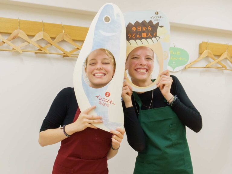 日本好きなお嬢さん、終始笑顔のうどん作り 手打うどん作り体験教室 2025年12月 A6407349-1.jpg – イリコスキー製麺所