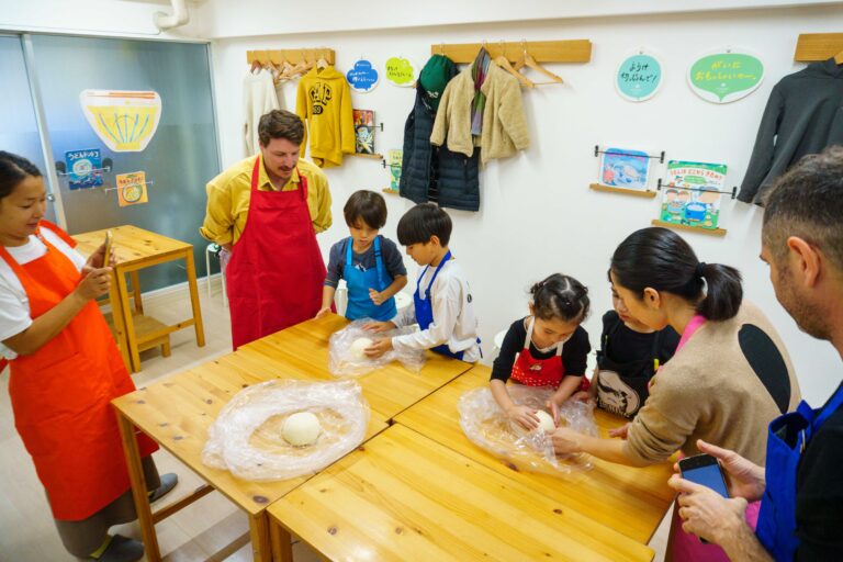 今日もオーストラリアから。マカオからのお客さまも、にぎやか×静かな笑顔の日 手打うどん作り体験教室 2025年12月 A6407381-1.jpg – イリコスキー製麺所