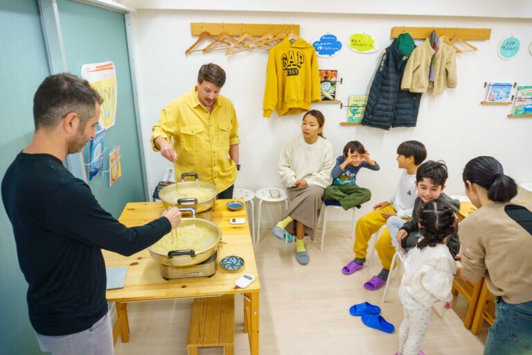 今日もオーストラリアから。マカオからのお客さまも、にぎやか×静かな笑顔の日 手打うどん作り体験教室 2025年12月 A6407391-1.jpg – イリコスキー製麺所