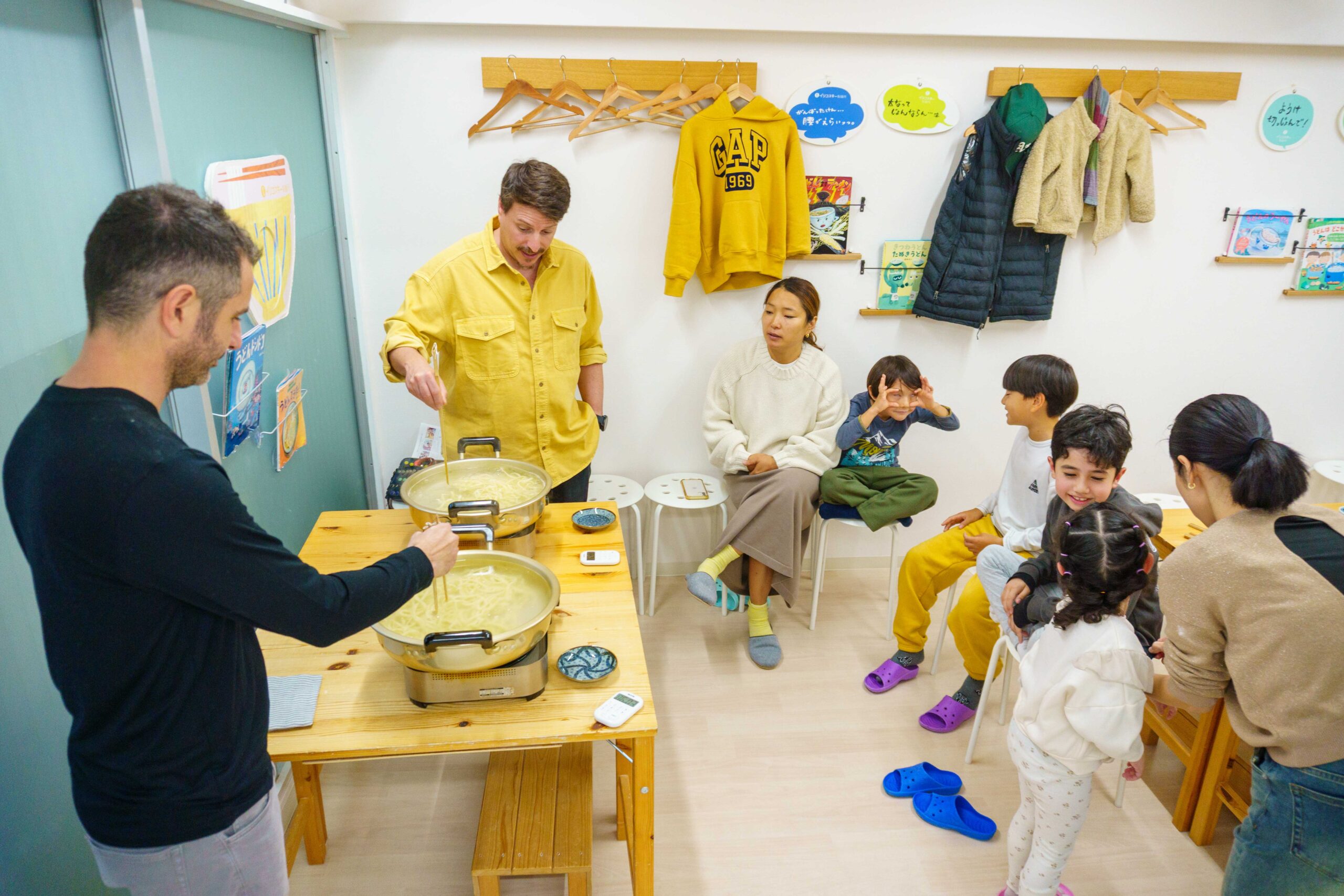 鍋でうどんを茹でている様子を、参加者が席から見守っている場面 手打ちうどん作り体験教室 2025年12月 A6407391-1-scaled.jpg – イリコスキー製麺所