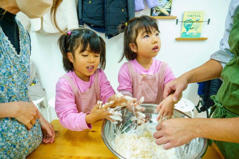 「小さな手が主役」家族でたのしい、うどん作り体験 手打うどん作り体験教室 2025年12月 A6407452-1.jpg – イリコスキー製麺所