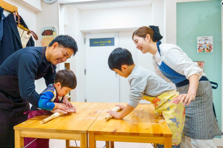 「小さな手が主役」家族でたのしい、うどん作り体験 手打うどん作り体験教室 2025年12月 A6407476-1.jpg – イリコスキー製麺所