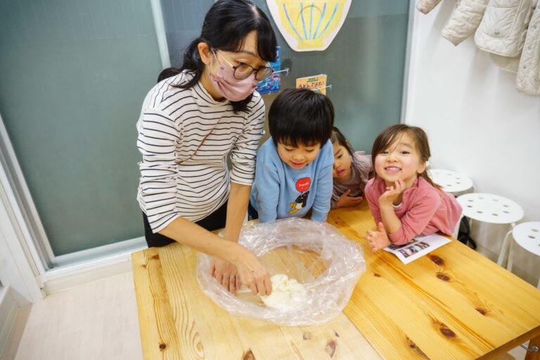 「小さな手が主役」家族でたのしい、うどん作り体験 手打うどん作り体験教室 2025年12月 A6407486-1.jpg – イリコスキー製麺所