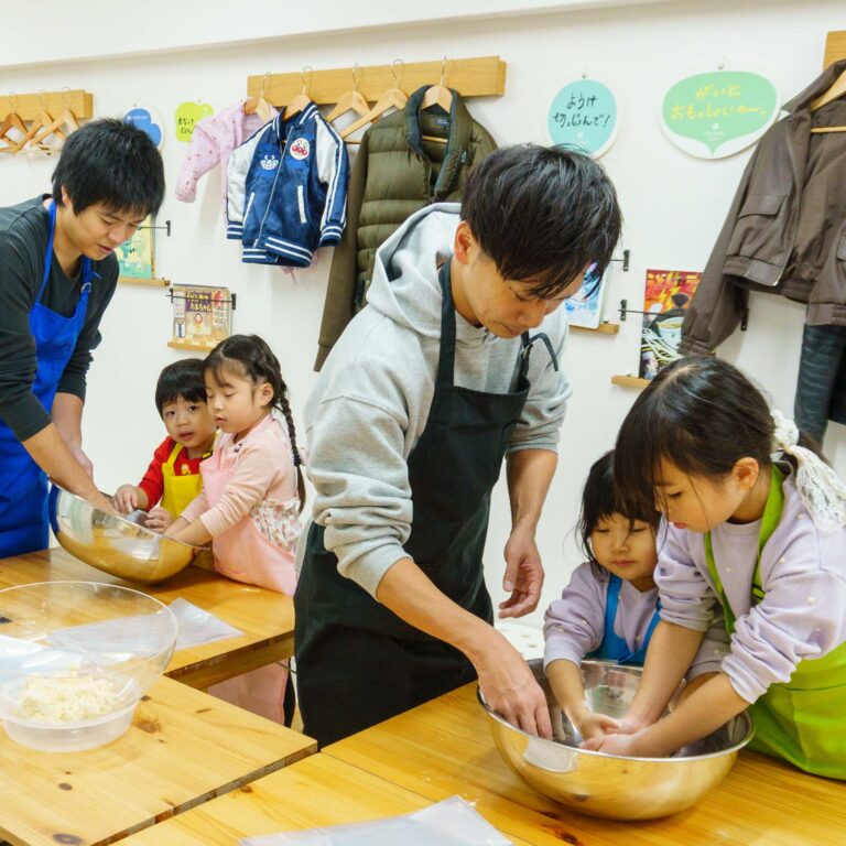 雨の日、パパときょうだいのうどん作り 手打うどん作り体験教室 2025年12月 A6407533-1.jpg – イリコスキー製麺所