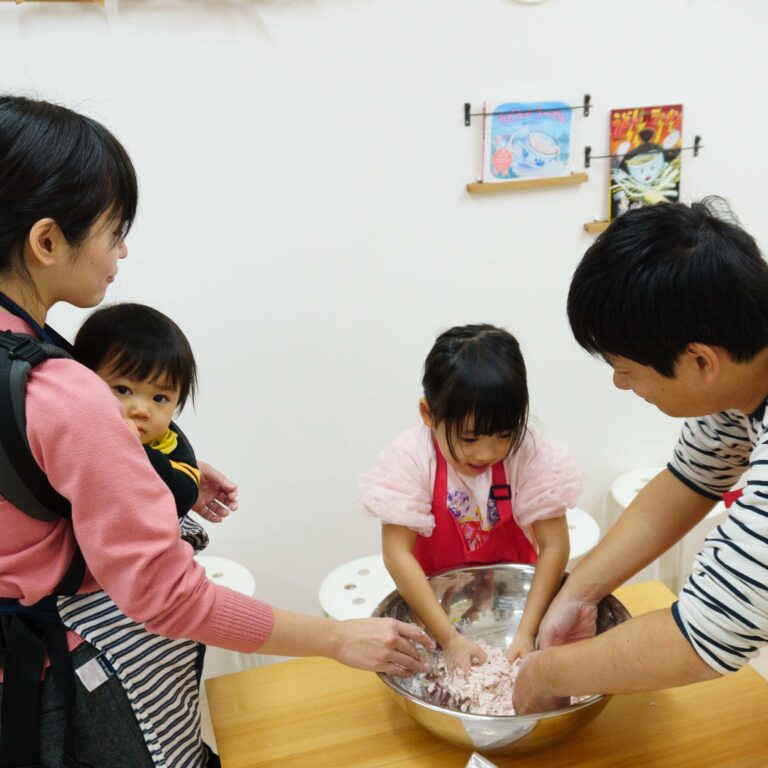 赤ちゃんも一緒にうどん作り！年末年始の「紅いうどん」づくり 手打うどん作り体験教室 2025年12月 A6407546.jpg – イリコスキー製麺所
