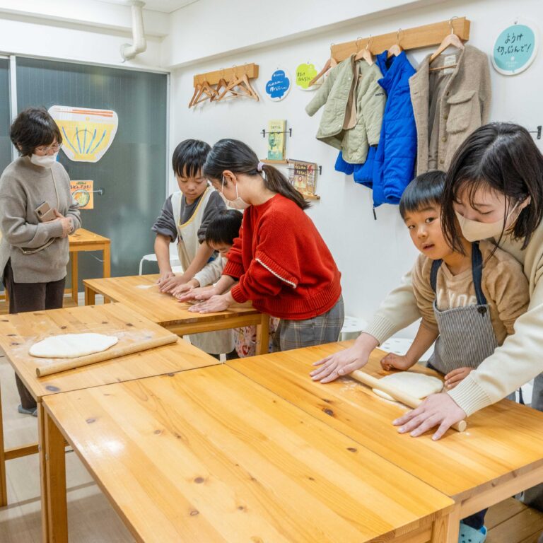 赤ちゃんも一緒にうどん作り！年末年始の「紅いうどん」づくり 手打うどん作り体験教室 2025年12月 A6407606-1.jpg – イリコスキー製麺所
