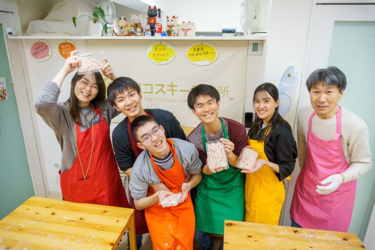 大人から子供まで！家族みんなで楽しむ「紅いうどん」作り 手打うどん作り体験教室 2025年12月 A6407628-1.jpg – イリコスキー製麺所