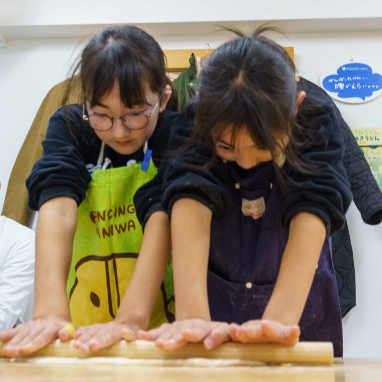 大人から子供まで！家族みんなで楽しむ「紅いうどん」作り 手打うどん作り体験教室 2025年12月 A6407647-1.jpg – イリコスキー製麺所