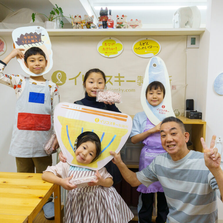 お友だち3組で貸切体験！泣いて笑って完成した手作りうどん 手打うどん作り体験教室 2025年12月 A6407692-1.jpg – イリコスキー製麺所