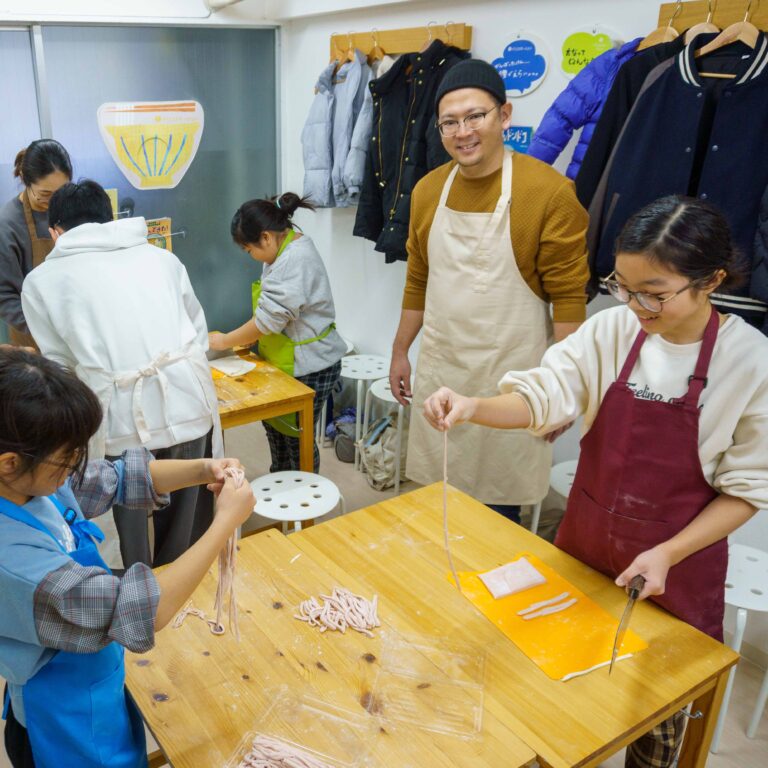 年末の活気に包まれて。それぞれのスタイルで楽しむうどん作り 手打うどん作り体験教室 2025年12月 A6407704-1.jpg – イリコスキー製麺所
