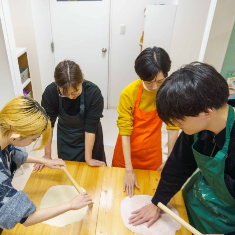 年末の活気に包まれて。それぞれのスタイルで楽しむうどん作り 手打うどん作り体験教室 2025年12月 A6407707-1.jpg – イリコスキー製麺所