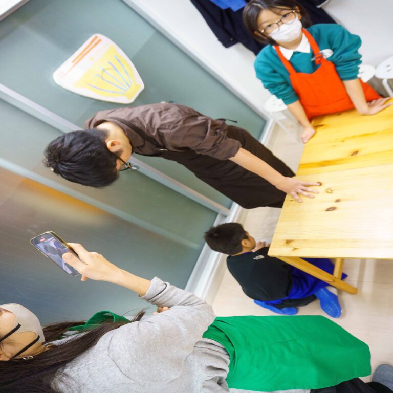 年末の活気に包まれて。それぞれのスタイルで楽しむうどん作り 手打うどん作り体験教室 2025年12月 A6407711-1.jpg – イリコスキー製麺所