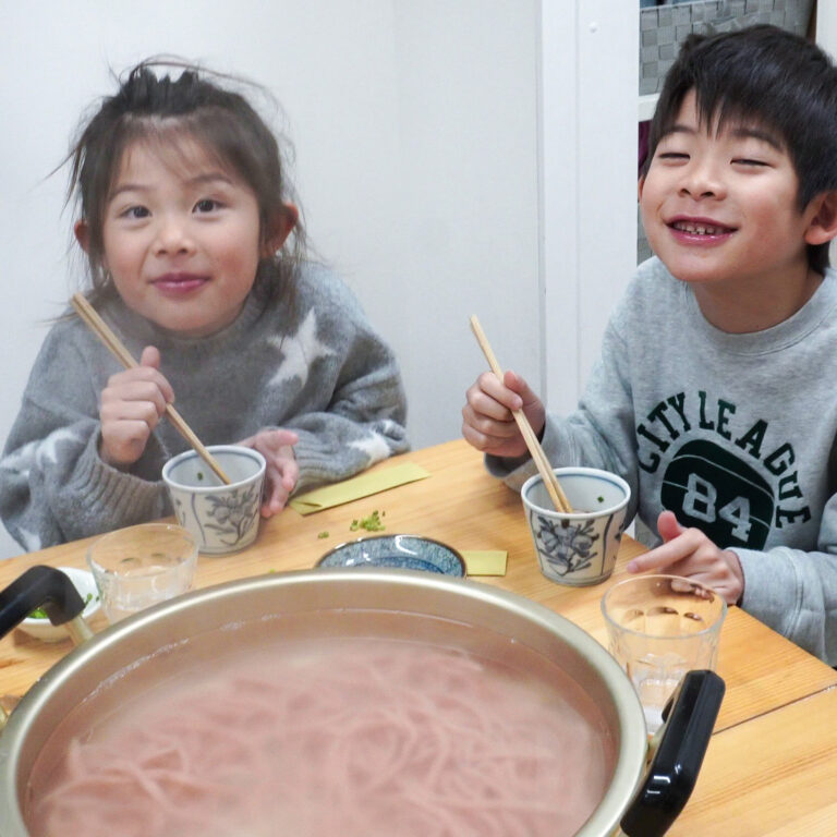 幸せの「ずるずるっ」！手作りの紅いうどんを美味しくお召し上がり 手打うどん作り体験教室 2025年12月 C0021-frame-at-0m0s-1.jpg – イリコスキー製麺所