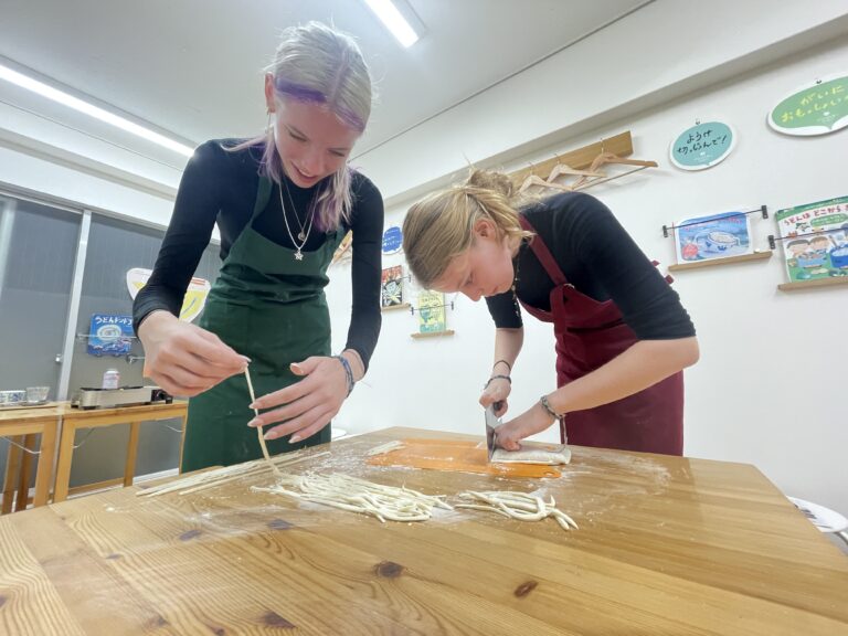 日本好きなお嬢さん、終始笑顔のうどん作り 手打うどん作り体験教室 2025年12月 IMG_1074.jpg – イリコスキー製麺所